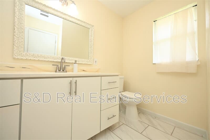 Lakeland House: 1774 Birchwood Loop