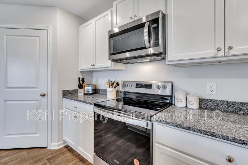 Bloomingdale House: 224 Skylark Rd