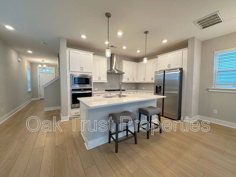 Summerville House: 651 Blueway Avenue
