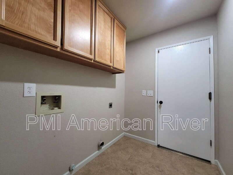Sacramento House: 8715 Rooster Way