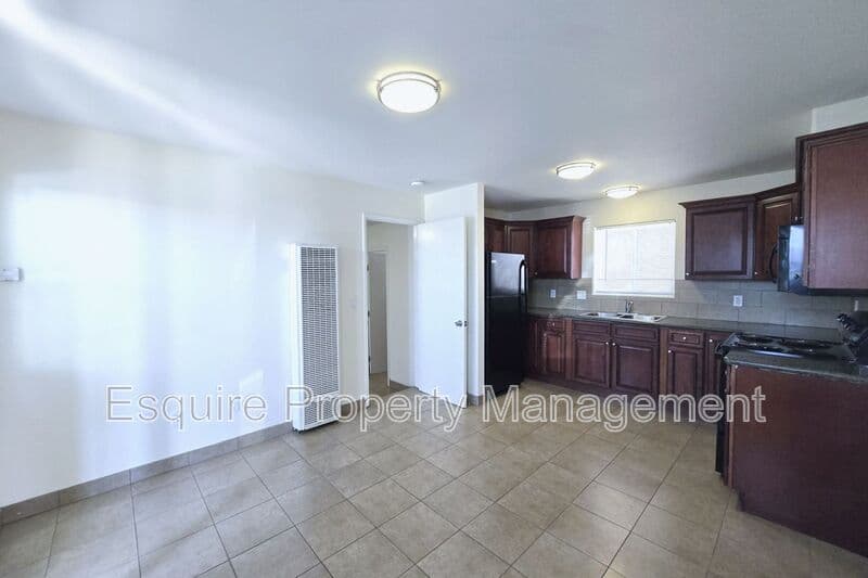OXNARD Condo: 1263 S. OXNARD BLVD
