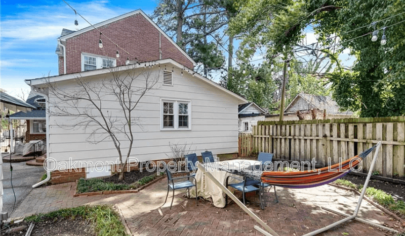 Fayetteville House: 105 Peachtree Street