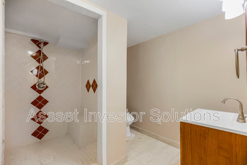 Leawood House: 8400 State Line Rd