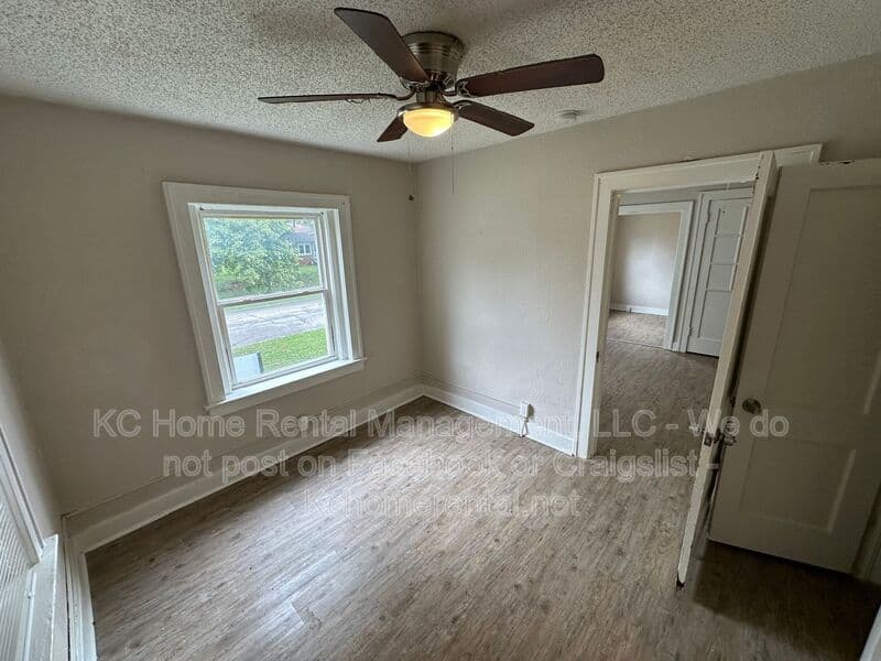Kansas City House: 305-307 N Gladstone Blvd