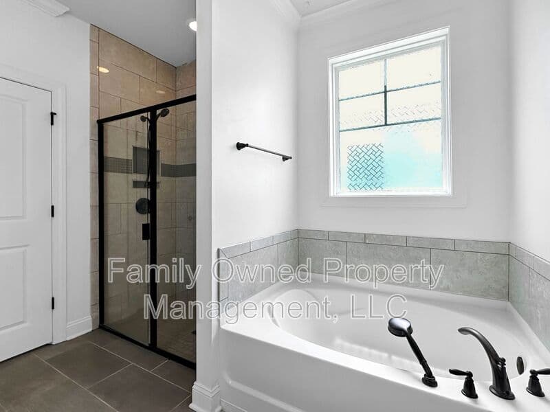 Summerville House: 128 Whaler Ave