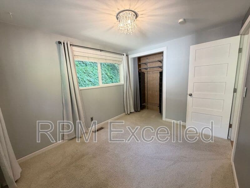 Kent House: 24625 148th Ave SE