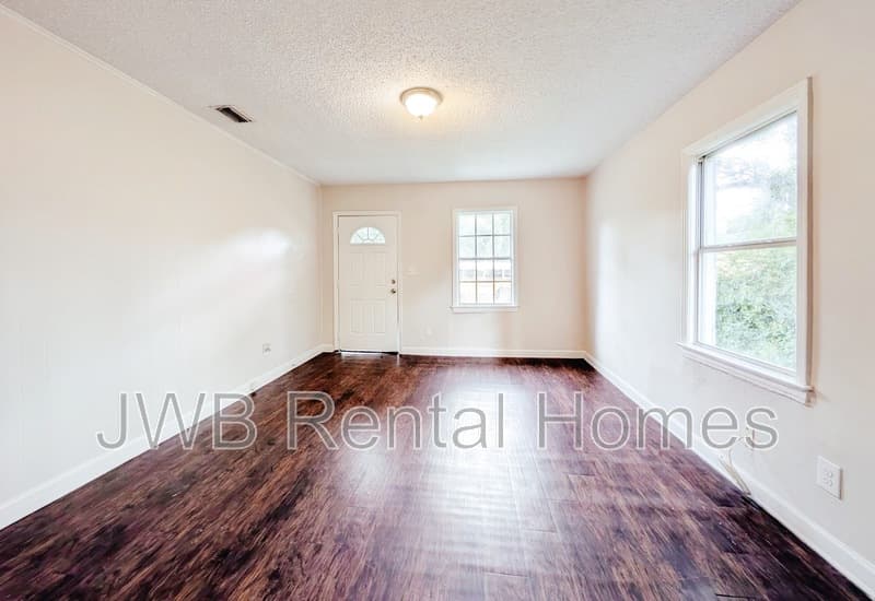 Jacksonville House: 3137 1st St W