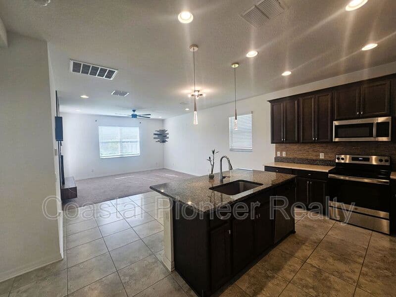 Tampa House: 16073 Sonoma Grove Cir