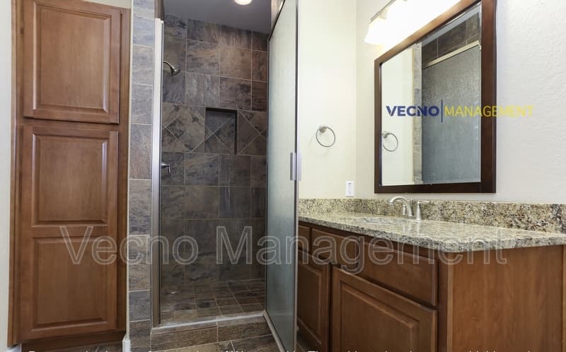 Pleasanton House: 215 Circle Court