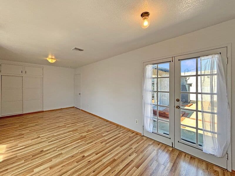 La Mesa House: 7340 W Point Ave