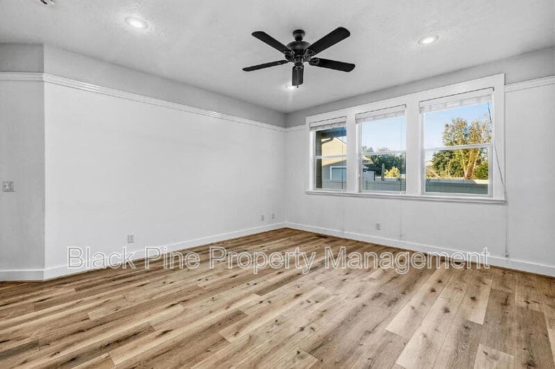 Meridian House: 335 East Ryegate Drive