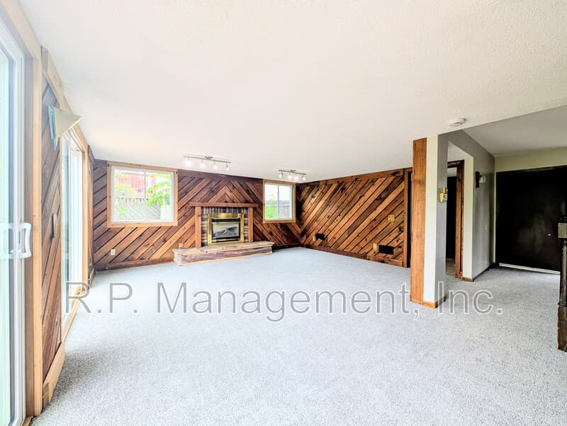 Brooklyn Park House: 7216 79th Ave N