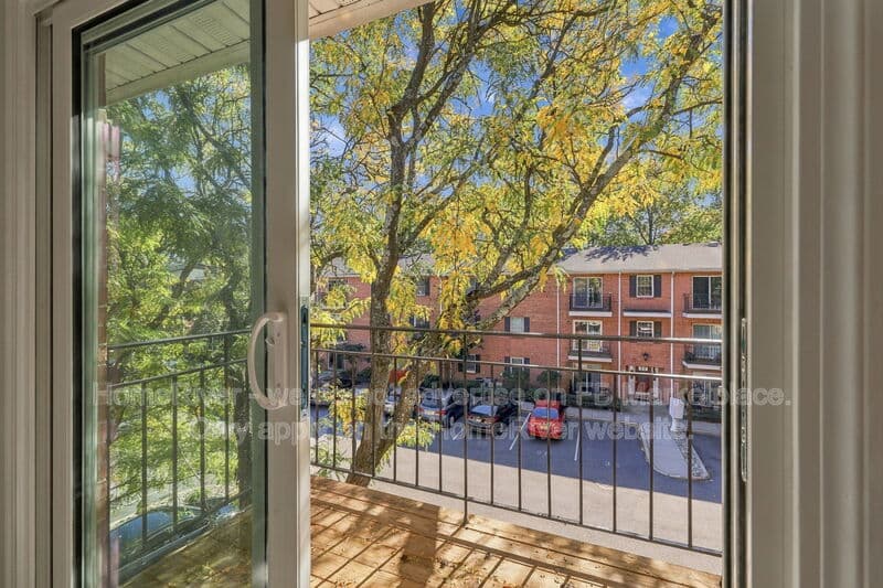 Bloomfield Condo: 42 John St