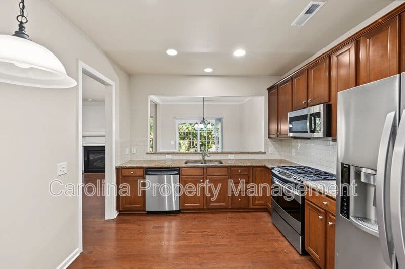 Charlotte House: 15422 Canmore St