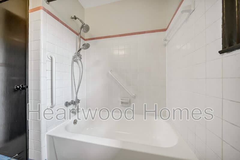 Columbia Condo: 1911 Cermack St
