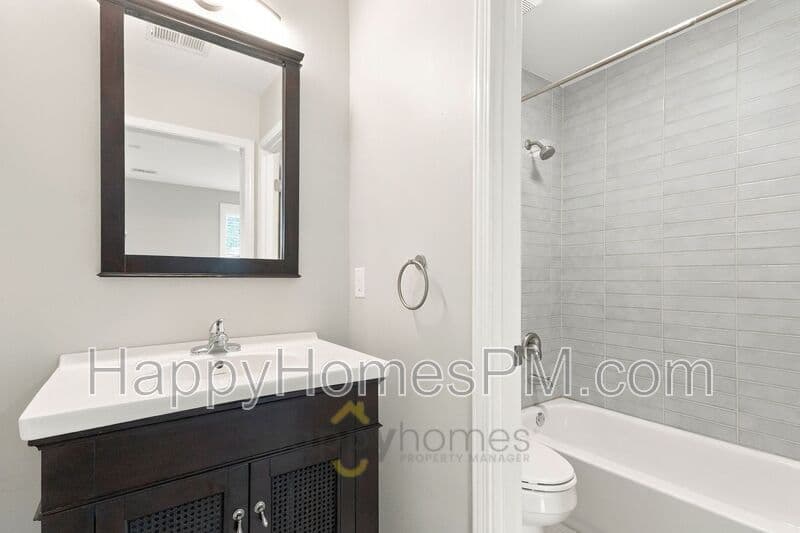 Summerville House: 111 Flicker Lane