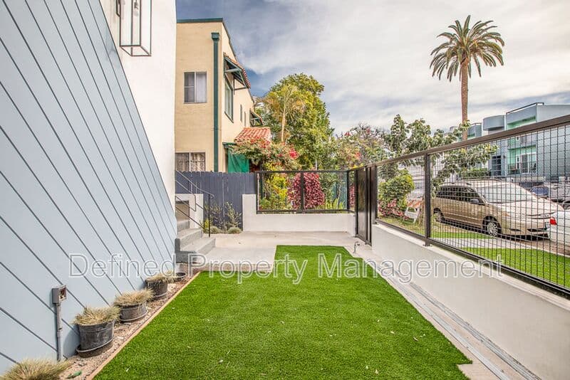 Los Angeles Condo: 6133 Eleanor Ave