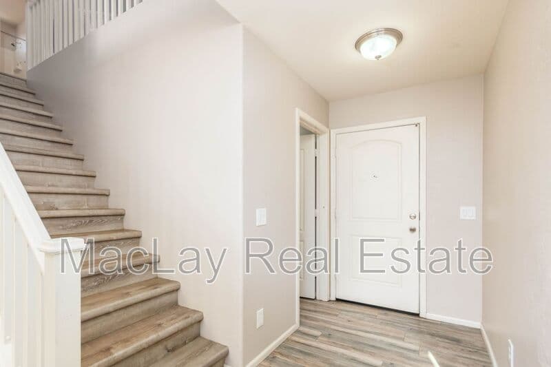 Glendale House: 7265 W Glenn Dr