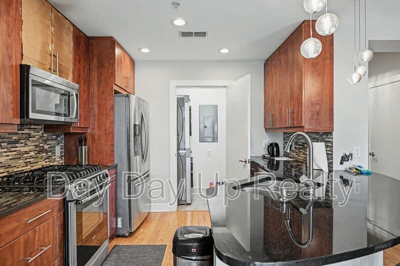 Atlanta House: 222 12th Street NE