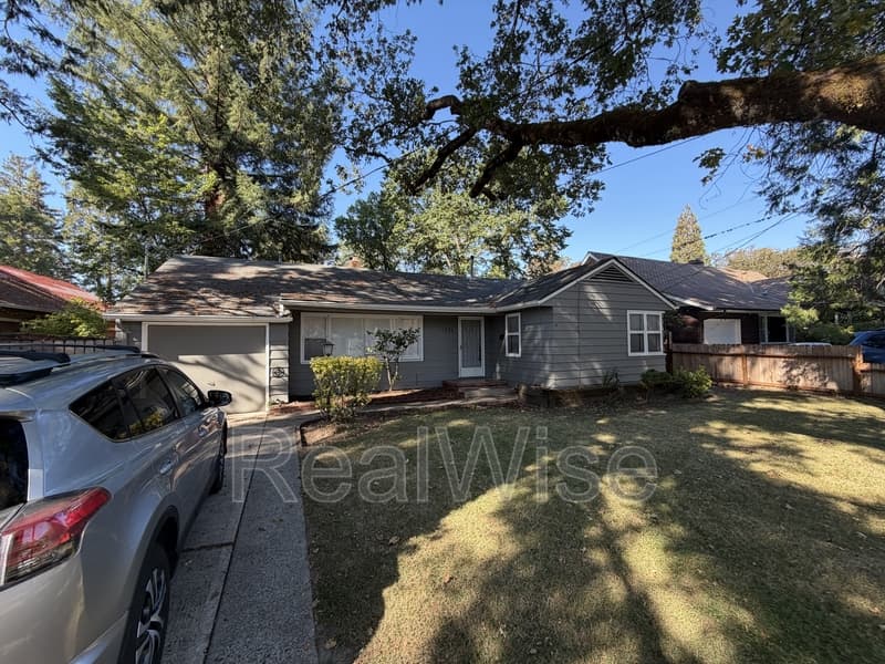 Grants Pass House: 1324 NW Washington Blvd