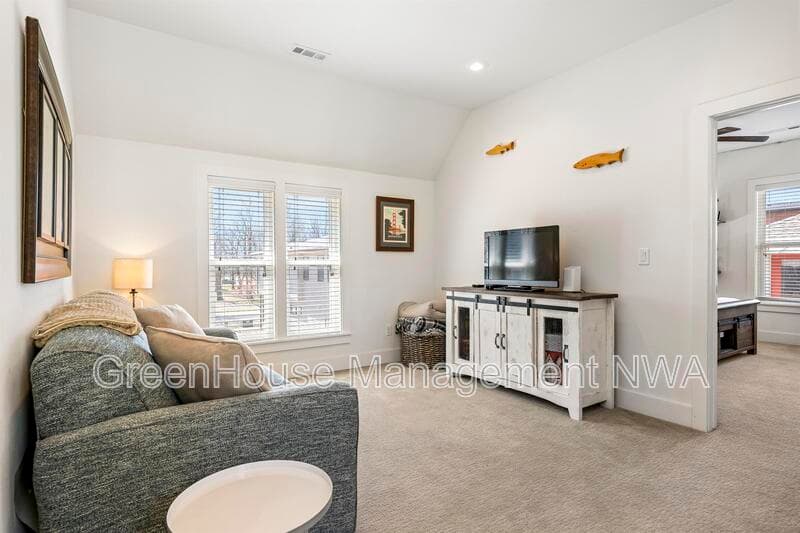 Bentonville House: 636 SW B ST