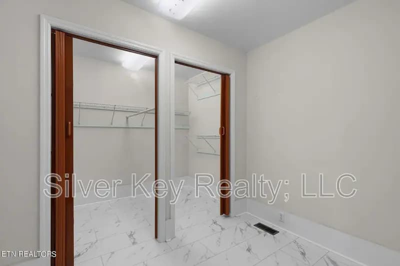 Athens House: 322 Lynn Avenue