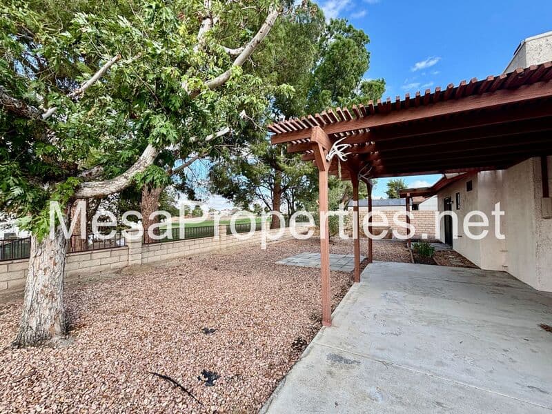 Victorville House: 13520 Oakmont Dr