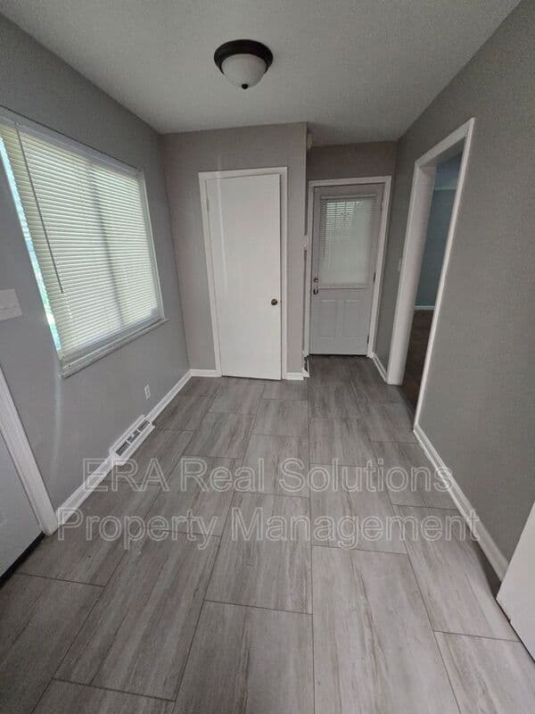 Columbus House: 3050 Clermont Rd