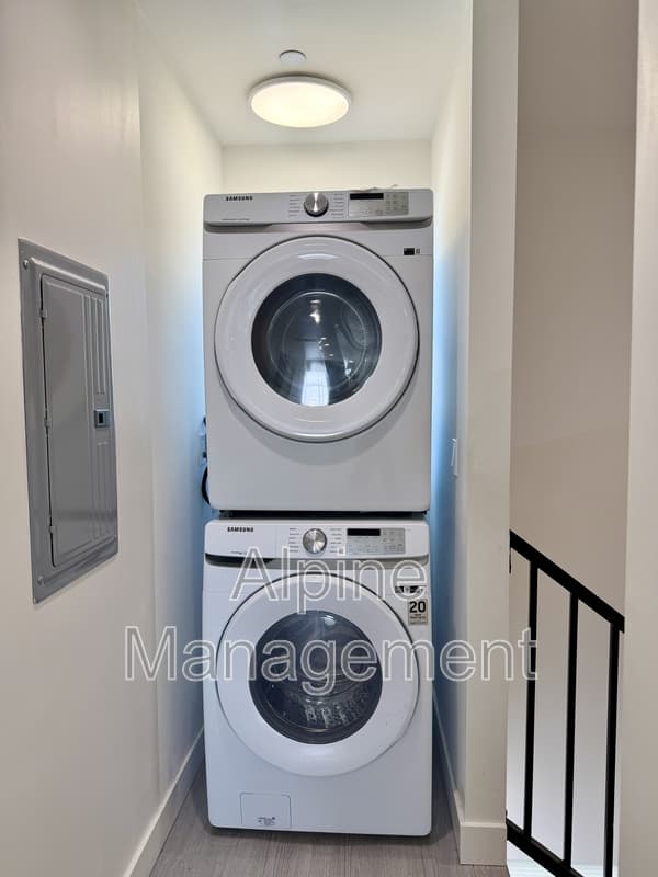 Oakland House: 1437B 48th Avenue