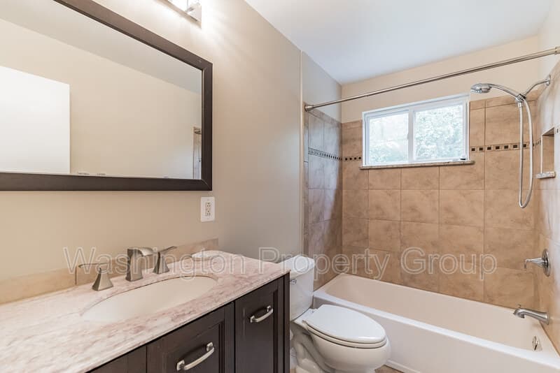 Fairfax House: 4232 Linden St