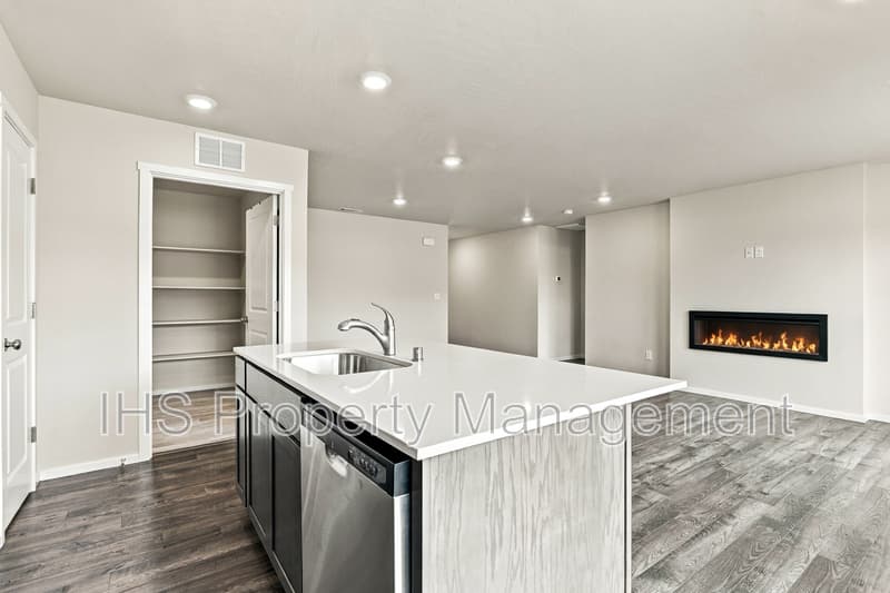 Pasco House: 11329 Dunsmuir Dr,