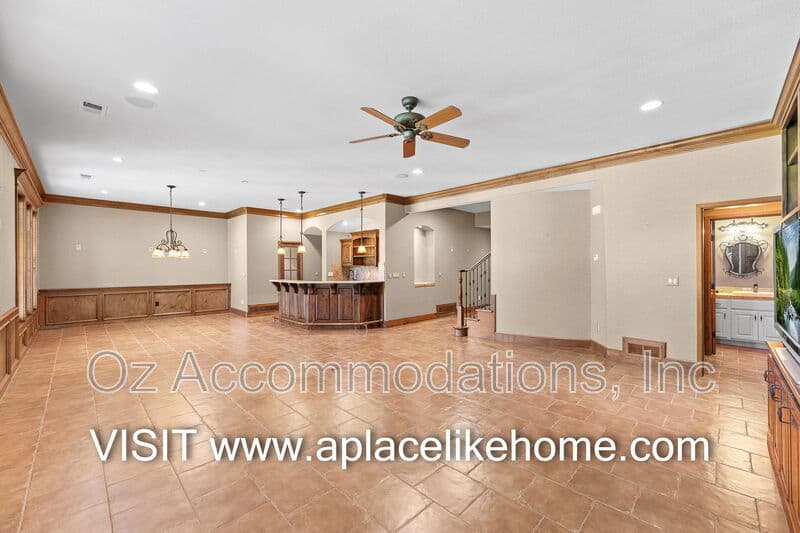 Loch Lloyd House: 16690 Country Club Ct