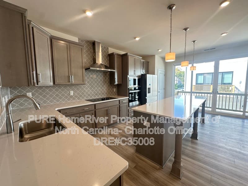 Charlotte House: 2413 Magnolia Blossom Way