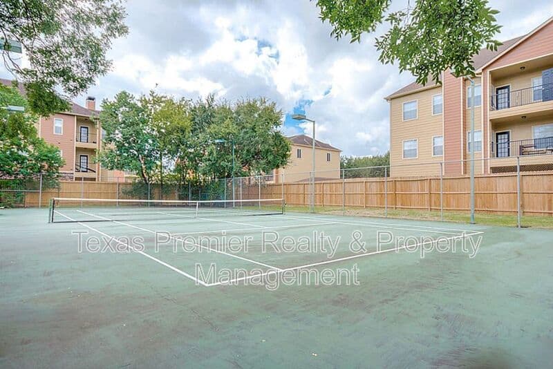 Houston Condo: 10811 Richmond Ave