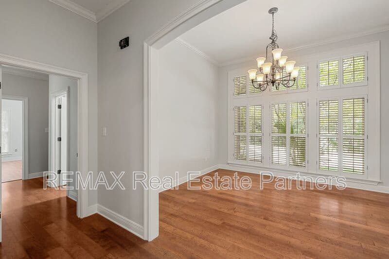 Sumrall House: 107 Raybourn Rd