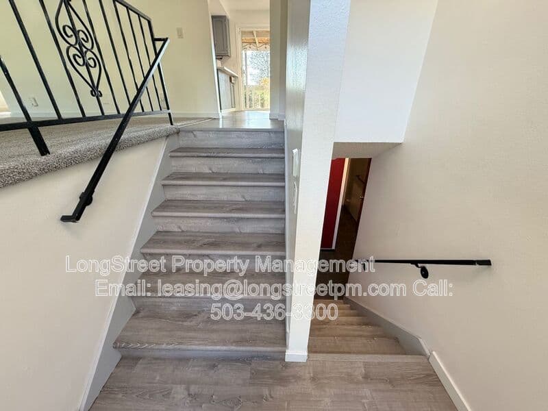 Salem House: 869 Meadowlawn Dr SE