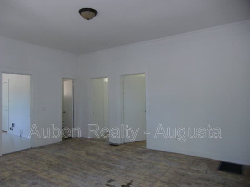 Augusta House: 1914 1/2 Kratha Drive