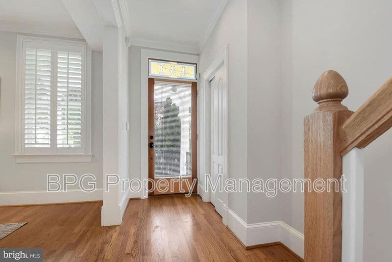 Washington House: 431 Manor PL NW