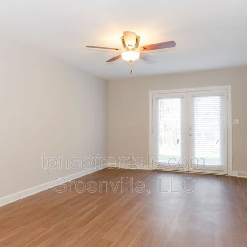 Greer Townhome: 111 Becky Don Drive 15