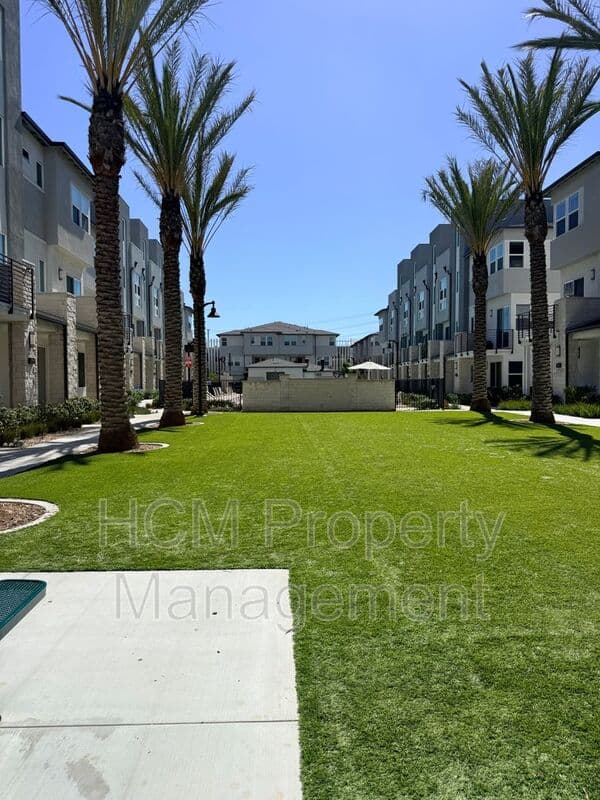 Anaheim House: 1211 W Bushell St
