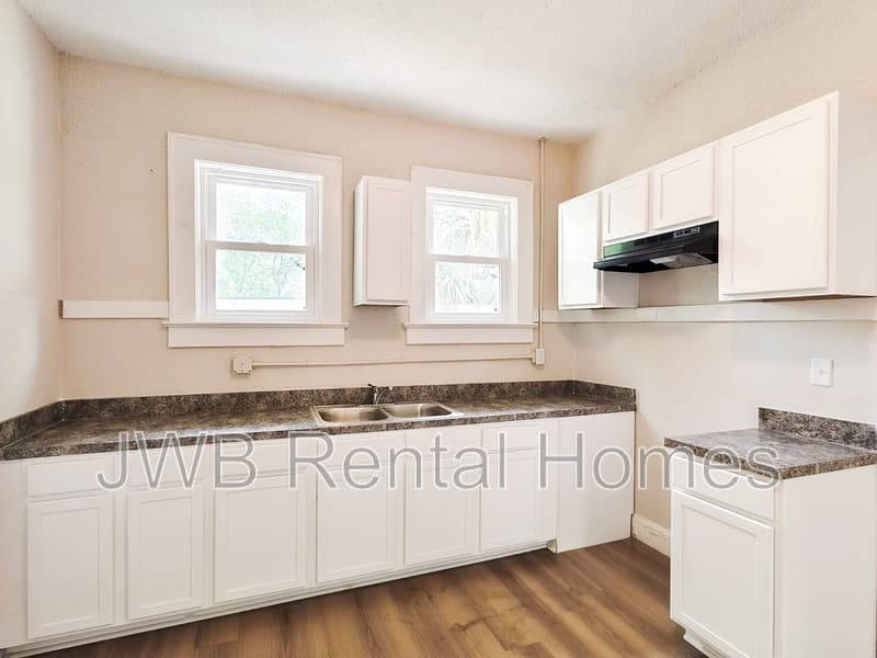 Jacksonville House: 947 Kenmore St