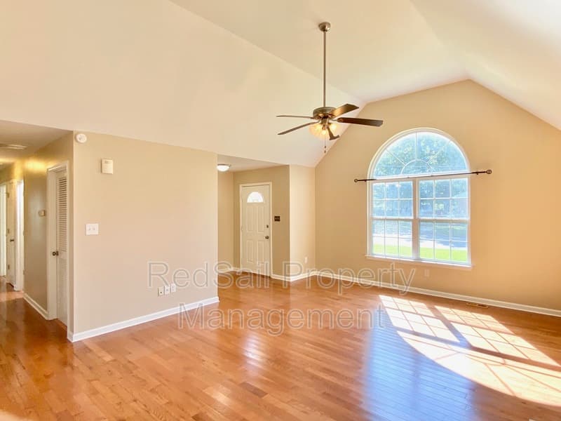 Williamsburg House: 100 Booker T Rd