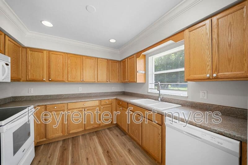 FORT MYERS House: 13049 FOURTH ST