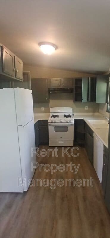 Independence House: 412 N Cochise Dr