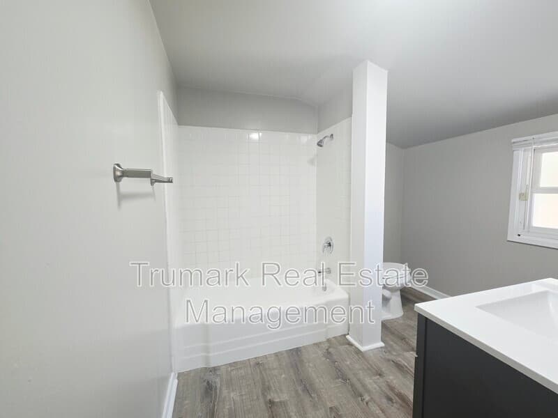 Glendale House: 433 W Garfield Ave