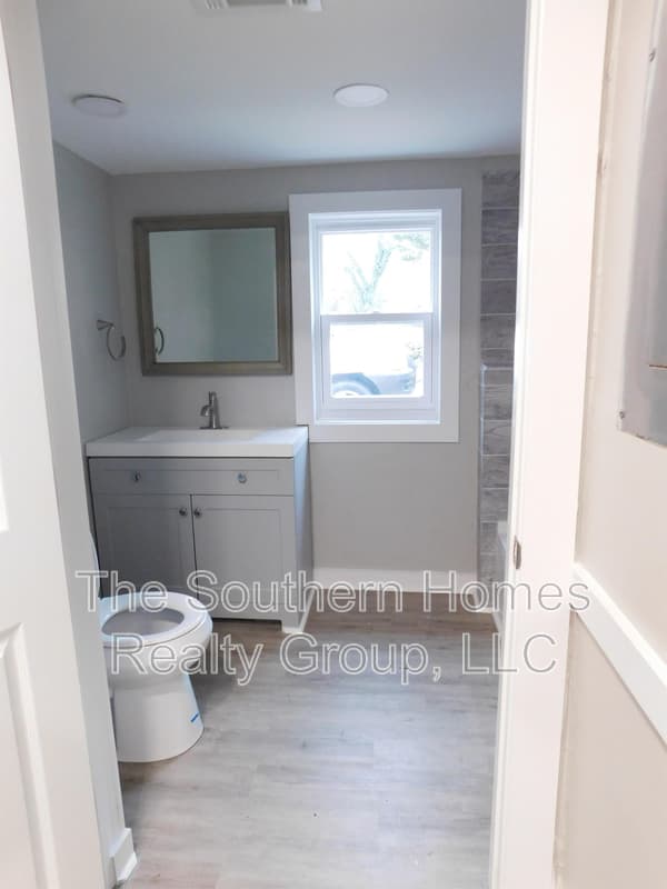 Athens House: 309 Glendale Avenue
