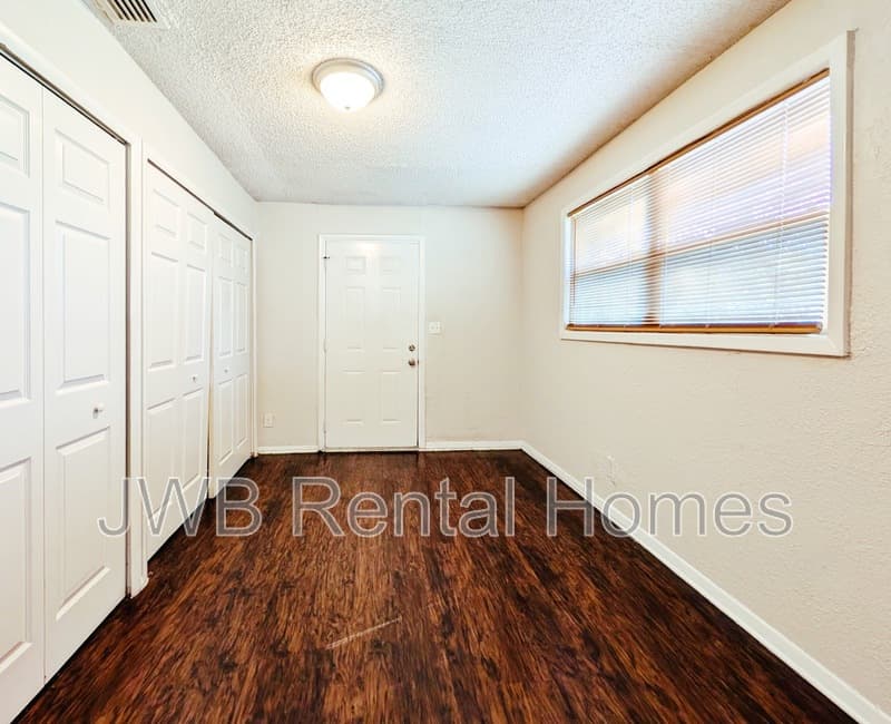 Jacksonville House: 6735 Miss Muffet Ln N