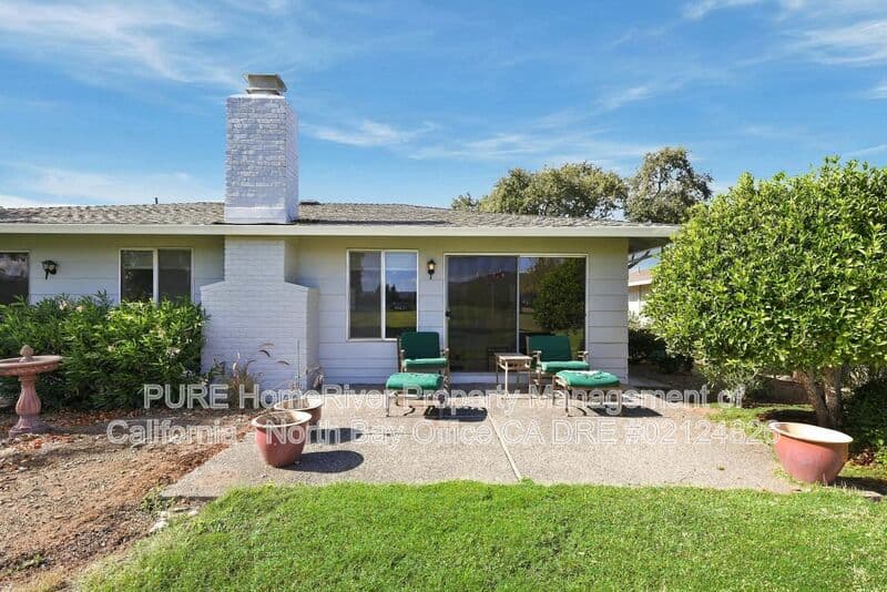 Santa Rosa House: 320 Oak Leaf Cir