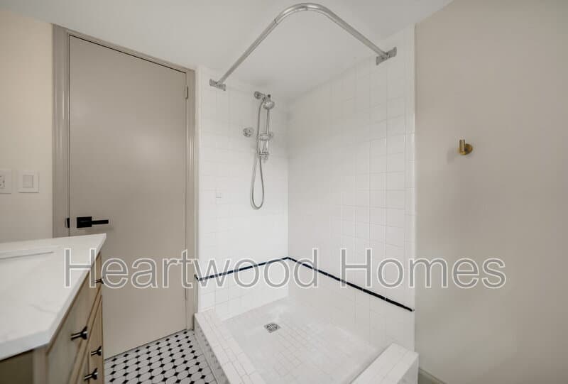 Columbia Condo: 1911 Cermack St