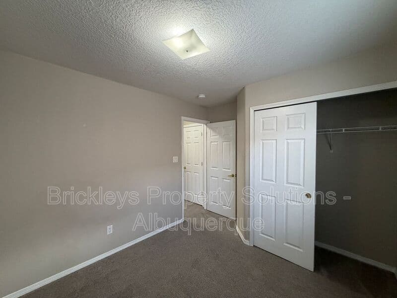 Albuquerque House: 7008 Tree Line Ave NW